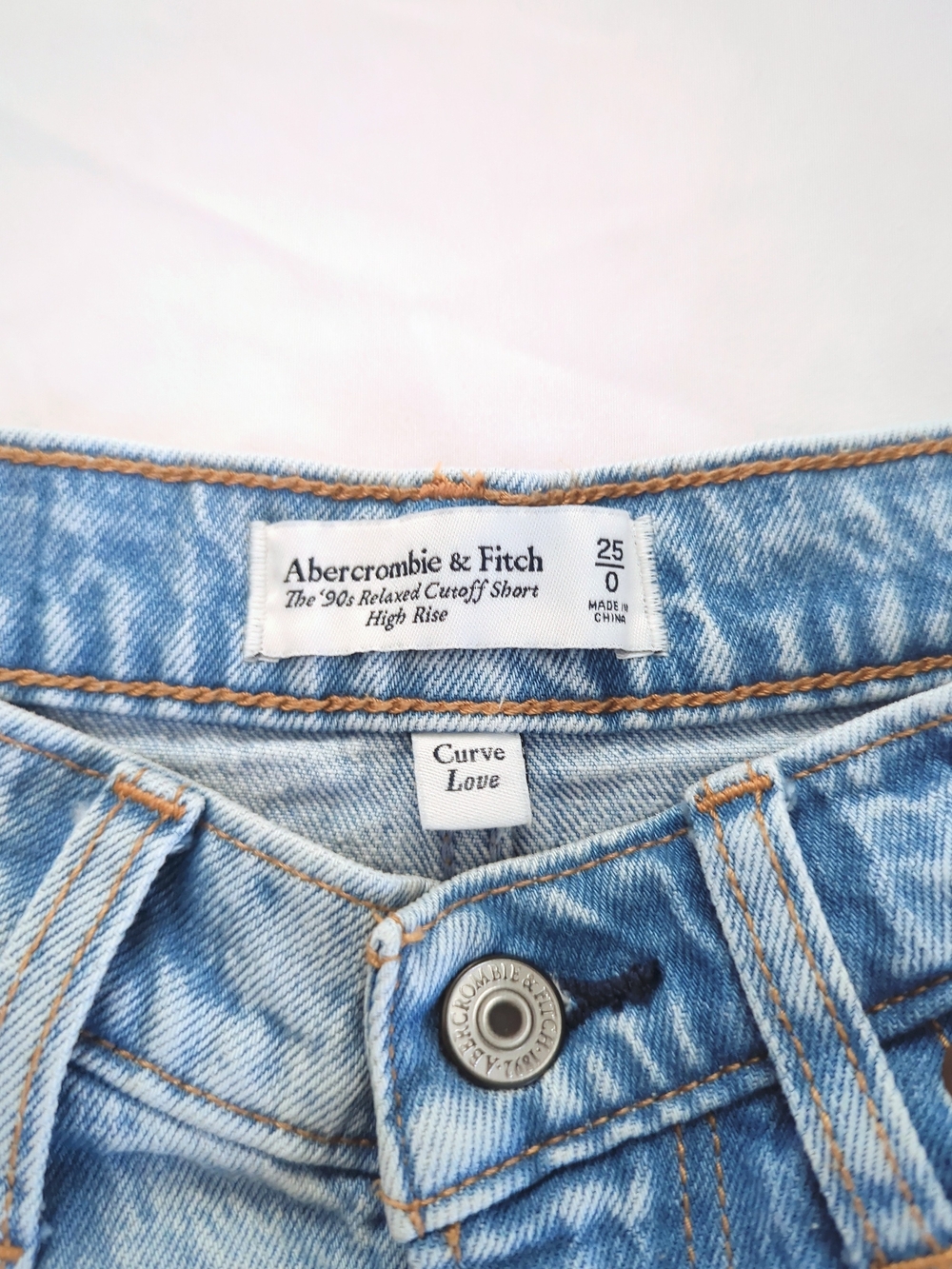 Abercrombie & Fitch the 90s Relaxed Cutoff Short High Rise - Picture 4 of 4